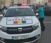 S-a lăsat cu rețineri după „războiul civil”. Polițiștii, atacați cu pietre în plină stradă VIDEO